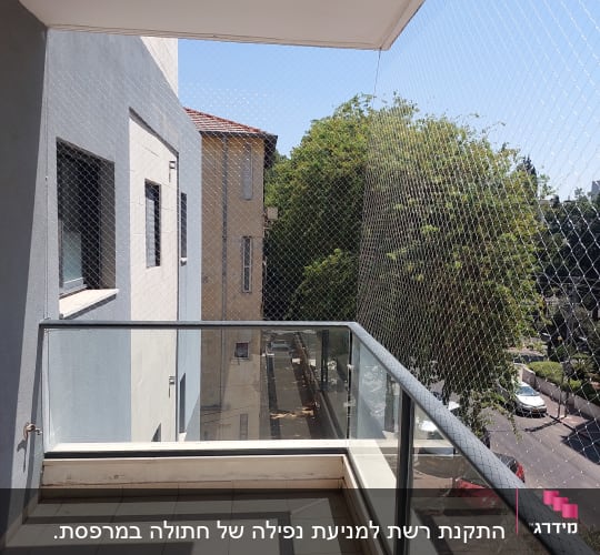 רשת יונים מותקנת במרפסת למניעת כניסת יונים